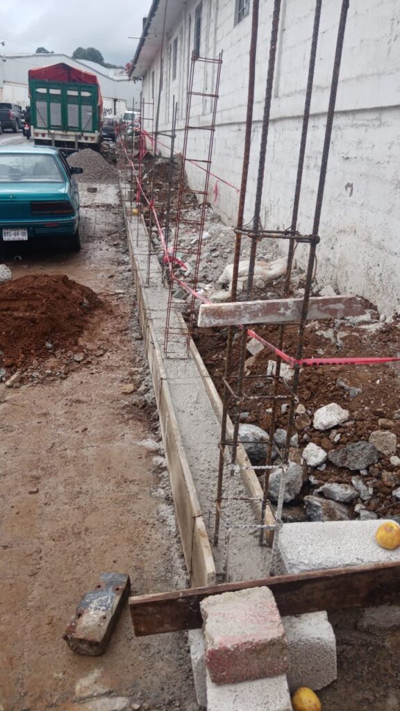 Ante la incompetencia de López Angulo, vecino se “roba” banqueta para “ampliar” su casa