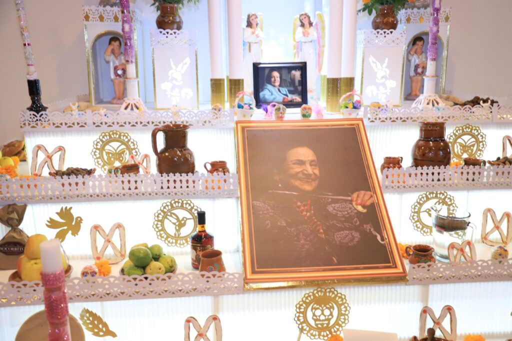 Promueve Turismo altar monumental de Tochimilco en Módulo Turístico de Puebla