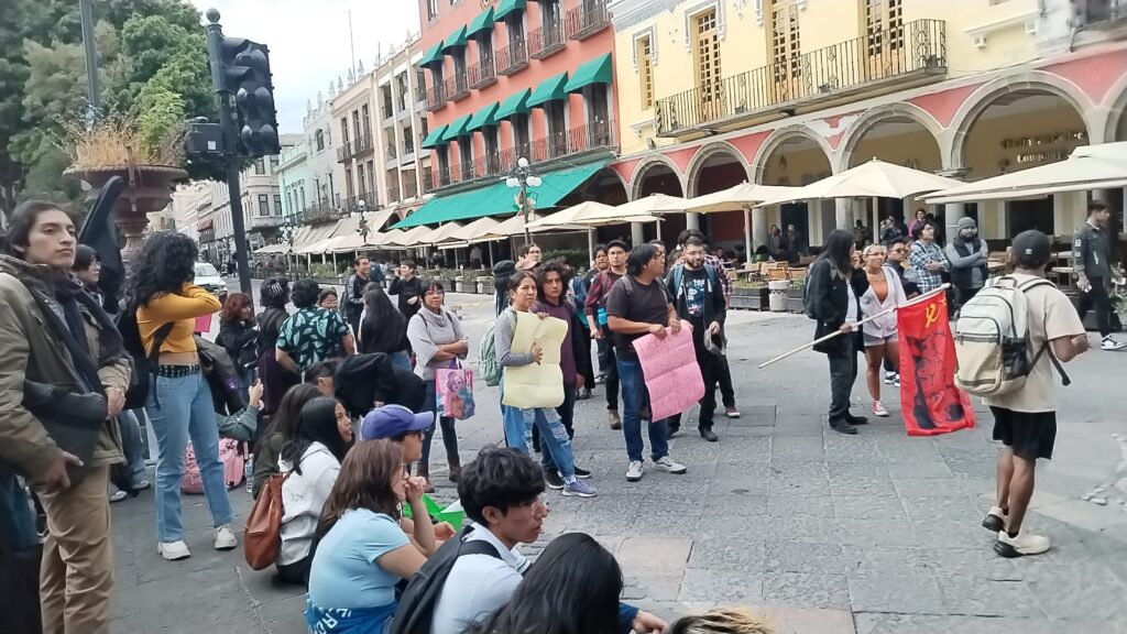Video: Estudiantes marchan en el Centro Histórico por el movimiento del 68
