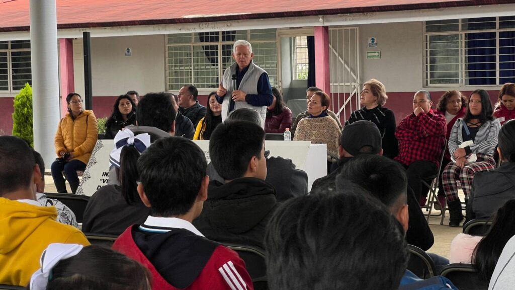 Carlos Peredo entregó tres techados más para 300 estudiantes en Teziutlán