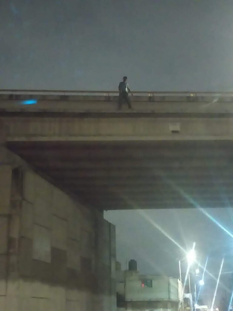 Una persona amaga con suicidarse en el periférico ecológico