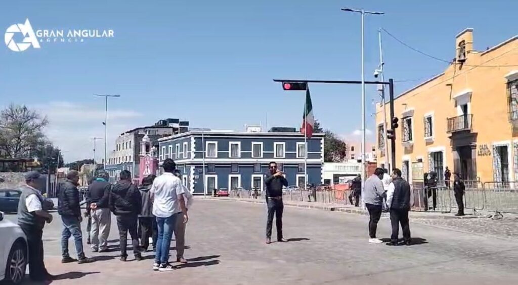 Video: Transportistas llegan a Casa Aguayo a exigir tarifa de 12 pesos