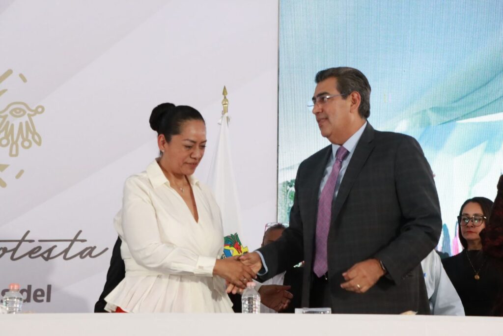 Sergio Salomón, Laura Artemisa García y Belinda Aguilar Díaz arropan a Ariadna Ayala en Atlixco