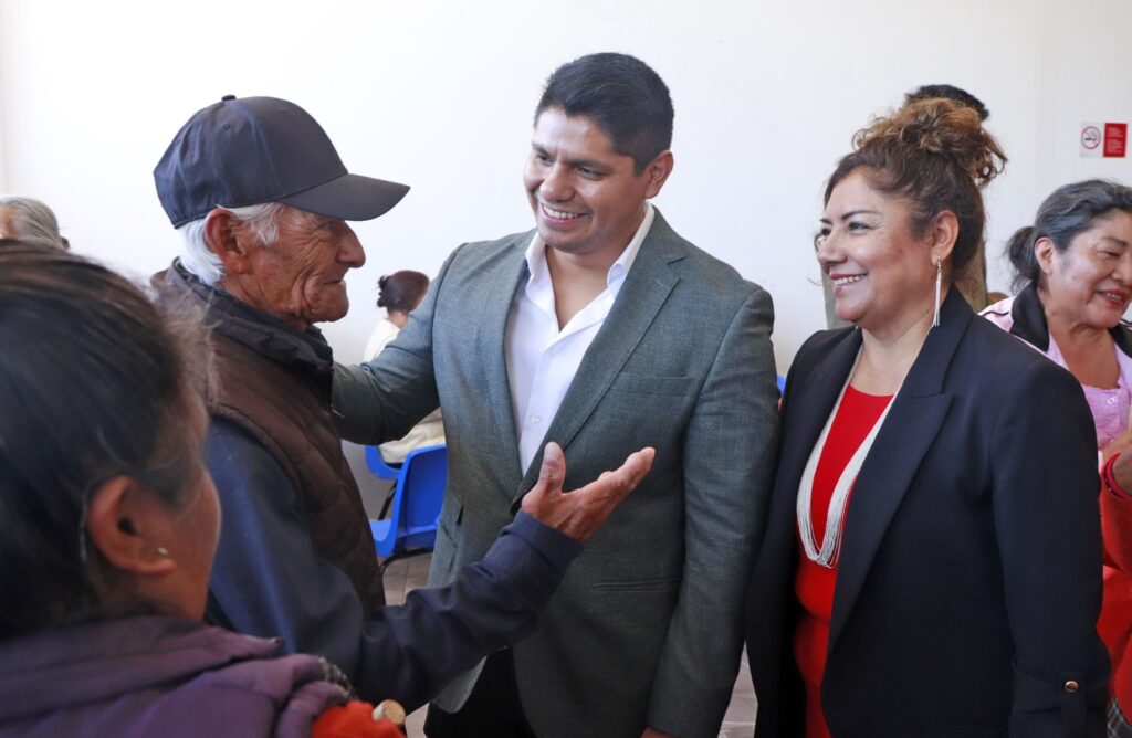 En Cuautlancingo Omar Muñoz visitó desayunador del DIF