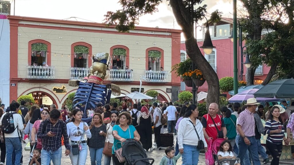 ¡Atlixco recibe a miles de visitantes por su Valle de Catrinas!