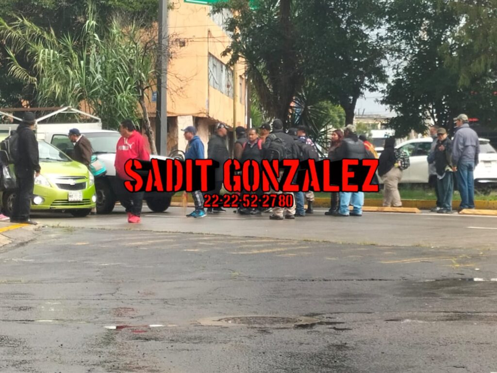 Personal de seguridad privada de la empresa SPIE mantiene bloqueado el bulevar Valsequillo a la altura de Prados Agua Azul