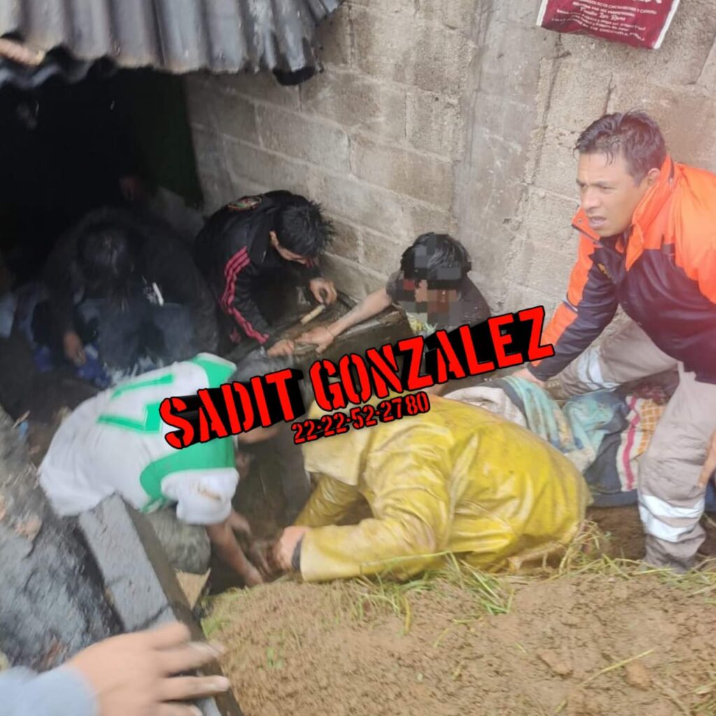 Alud aplasta a familia en Chignautla