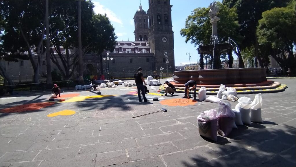 Video: Comienza colocación de alfombra monumental en el zócalo
