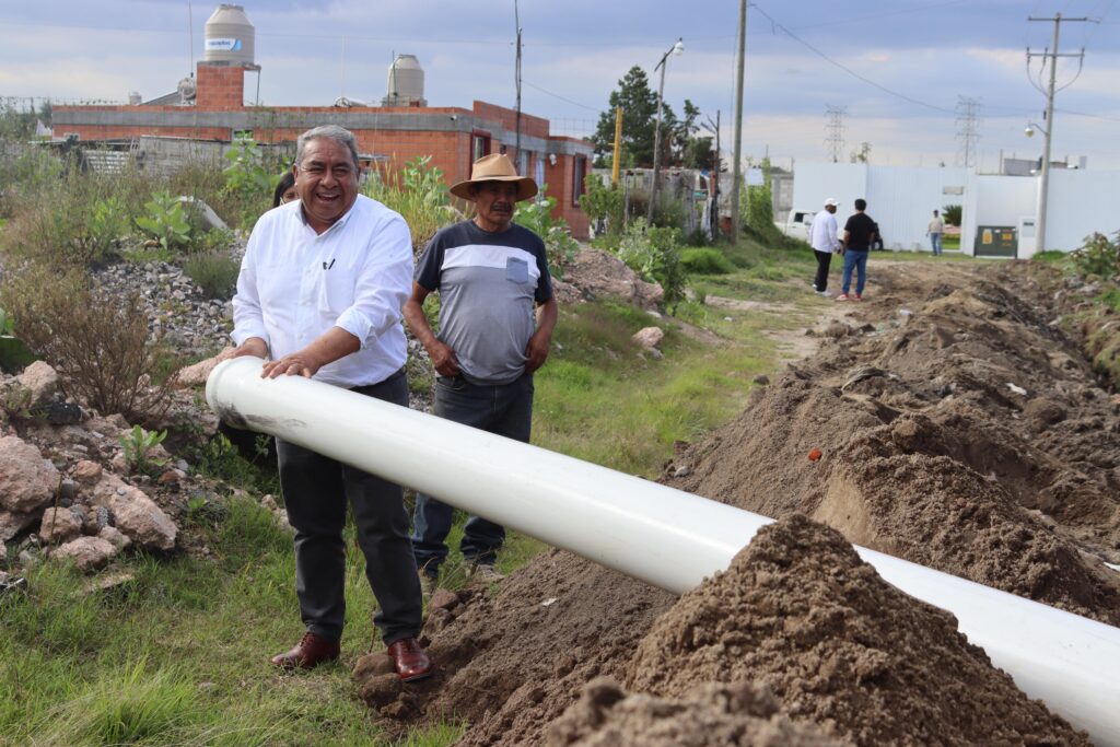 Amplía Severiano de la Rosa principal línea de distribución de agua potable en Amozoc