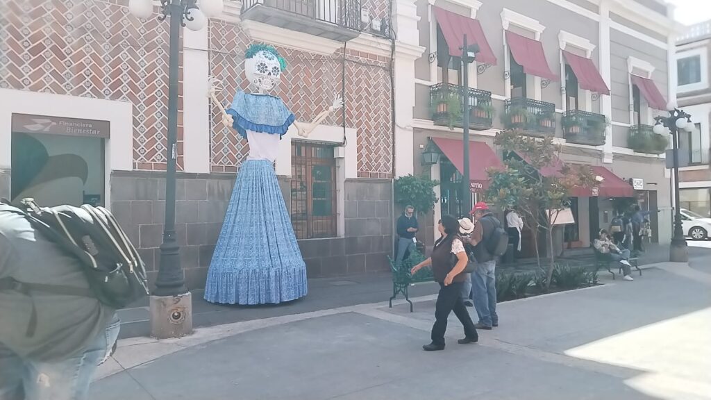 Andador peatonal 16 de Septiembre, lleno colorido y catrinas