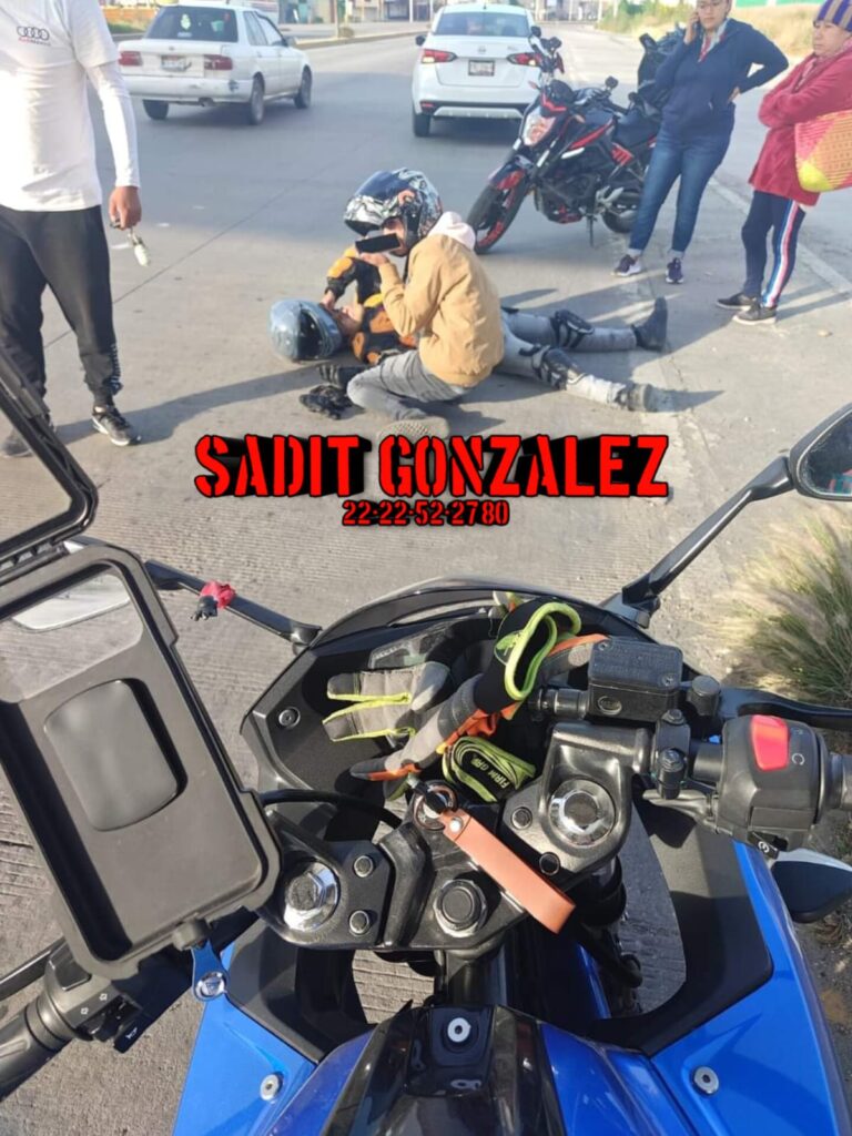 Video: Cayó con su moto en los puentes del periférico a la federal a Tehuacán