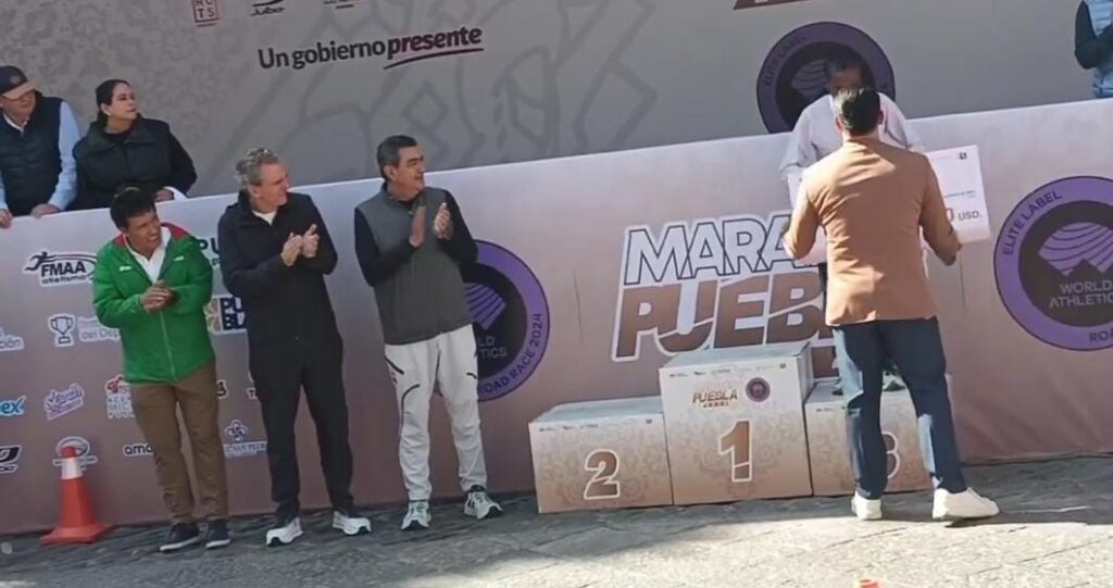 Sergio Salomón encabeza la premiación del maratón Puebla 2024
