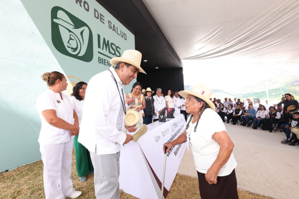 Sergio Salomón entrega centro de salud en Ixtitlán y encabeza ceremonia “Puebla Agradece”