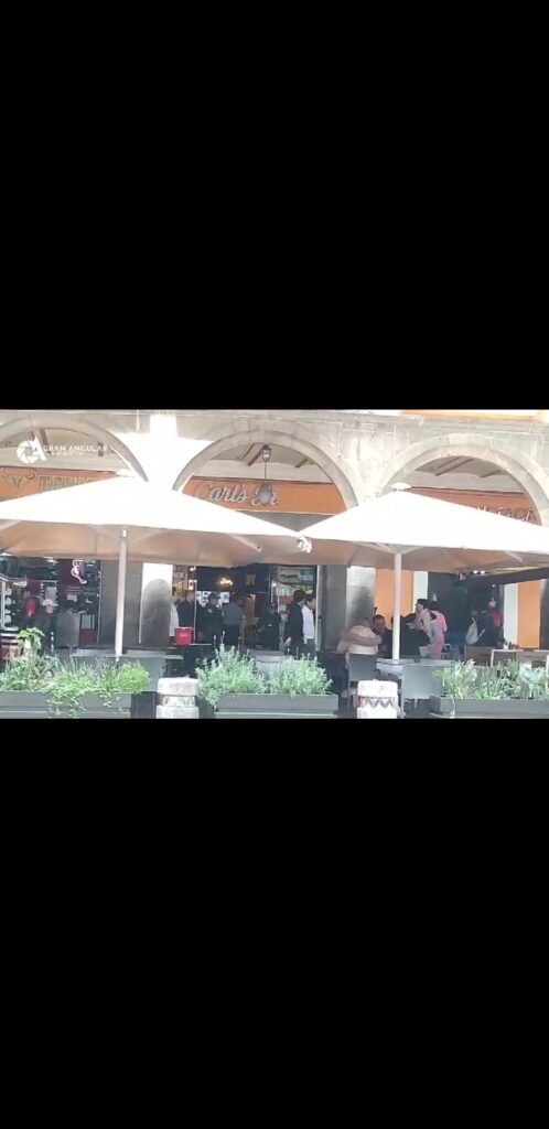 Video desde Puebla: Desalojan local de Carls Jr en el Centro Histórico