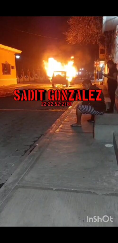 Jóvenes motociclistas gravemente heridos en Zinacatepec