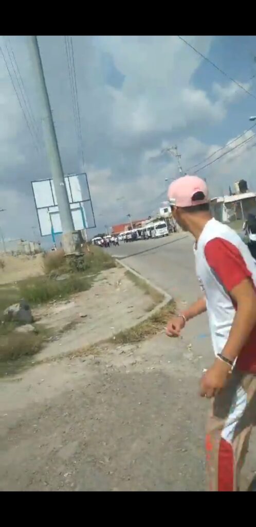 Video: ¡ El colmo operadores de transporte público se agarran a pedradas!