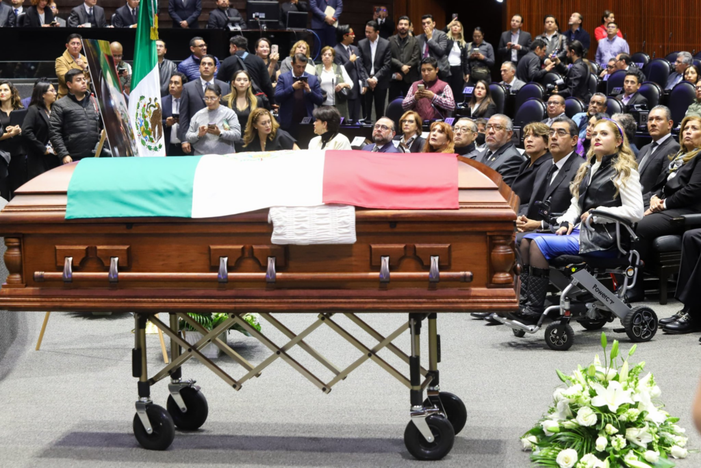 Sergio Salomón estuvo en el homenaje de cuerpo presente de Ifigenia Martínez
