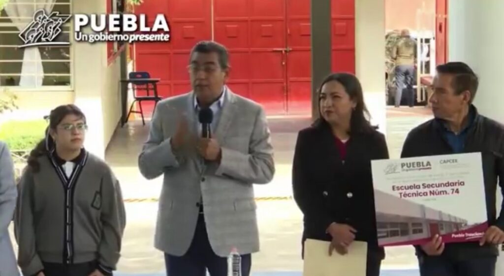 Video: Sergio Salomón entregó nuevo techado en Secundaria Técnica 74 en Puebla