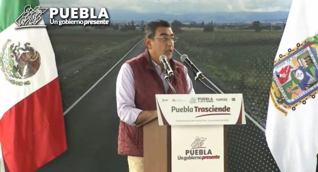 Sergio Salomón entregó reconstrucción de tramo carretero en Chalchicomula de Sesma