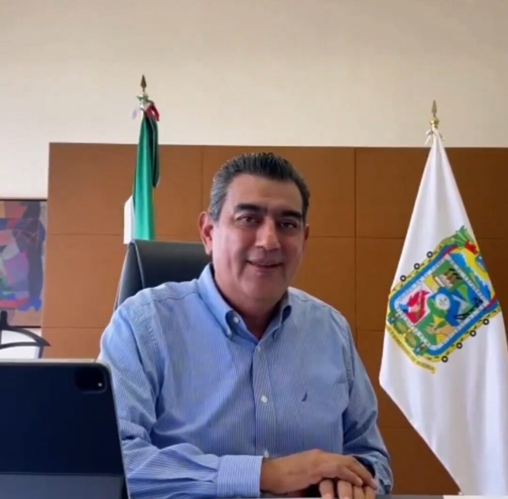 Sin lentes, Sergio Salomón Céspedes se reportó desde su oficina y con buena salud