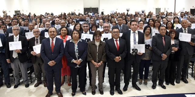 Entrega Lilia Cedillo reconocimientos por antigüedad a personal académico y administrativo BUAP