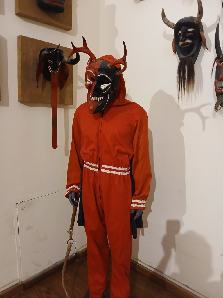 Museo Nacional de la Máscara recibe donación de San Vicente Tancuayalab