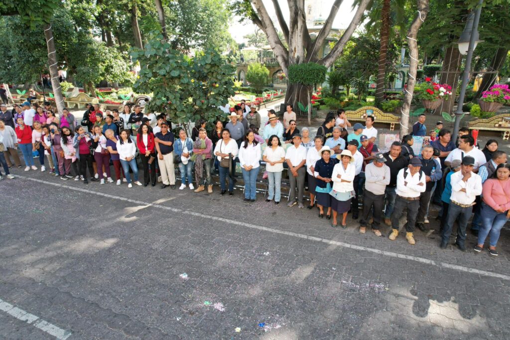En Atlixco, Ariadna Ayala, ejidatarios, presidentes auxiliares e inspectores de colonias conmemoran Aniversario de la Revolución