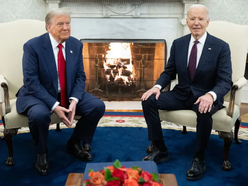 Trump regresa a la Casa Blanca; se reúne con Biden para la transición