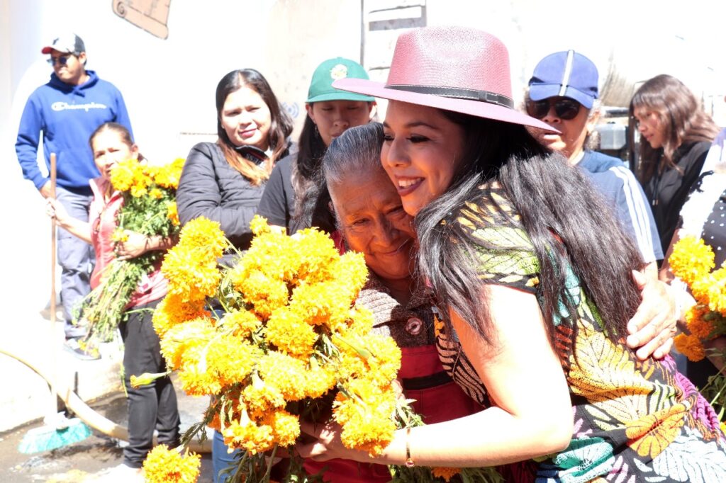 Entrega Gobierno de Cholula flores en panteones municipales   