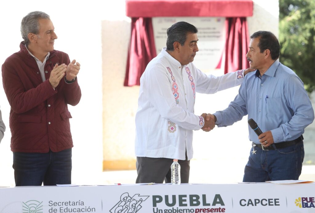 Gobierno de Puebla privilegia obras en pueblos originarios: Sergio Salomón