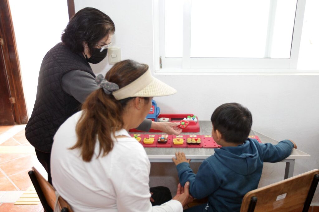 Atiende área de diagnostico y rehabilitación del CMERI a 40 niños al día