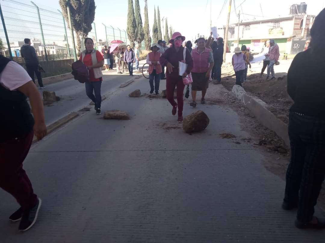 Video: Vecinos de Amalucan bloquean paraderos de Ruta 1