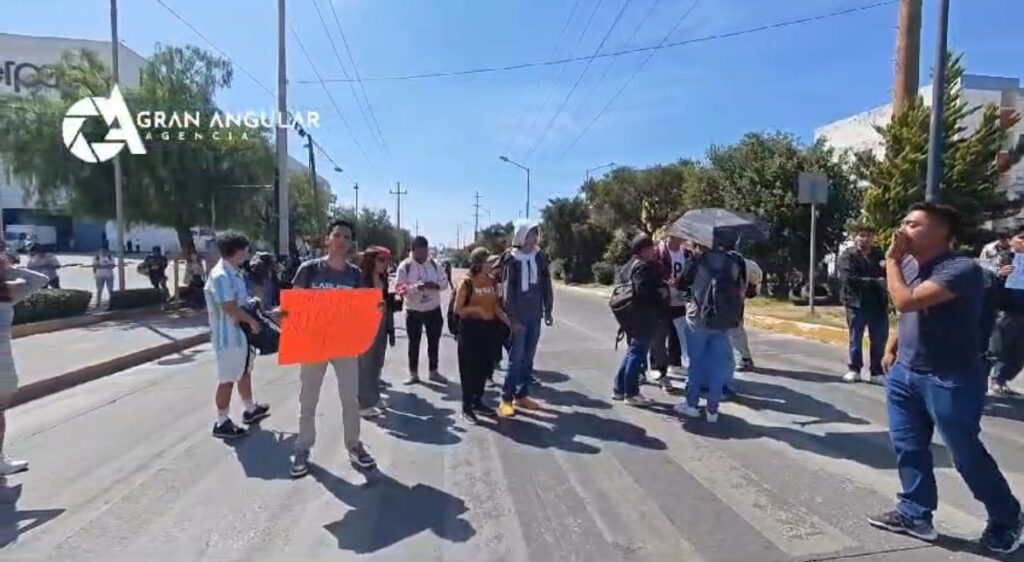 Video: Estudiantes del ITP se manifiestan en la Calzada Zaragoza