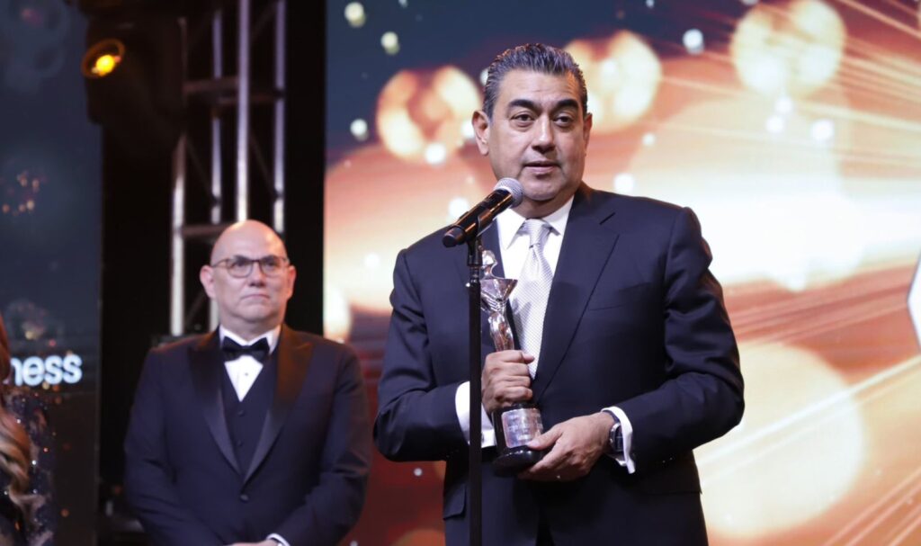 Sergio Salomón recibió premio al gobernador del año