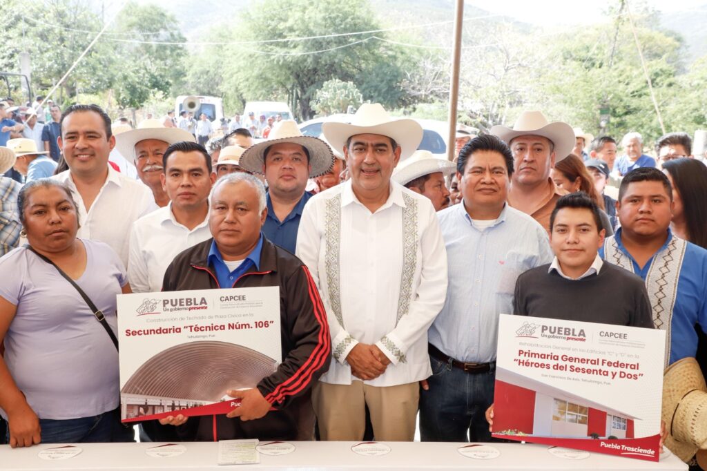 Sergio Salomón entregó carreteras e infraestructura educativa en Tehuitzingo, Acatlán de Osorio y Petlalcingo