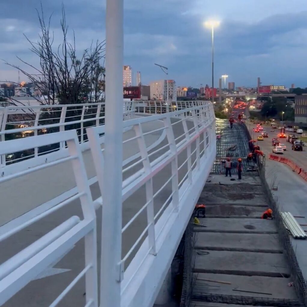 Muestra Sergio Salomón avance en la construcción del puente elevado en Osa Mayor 