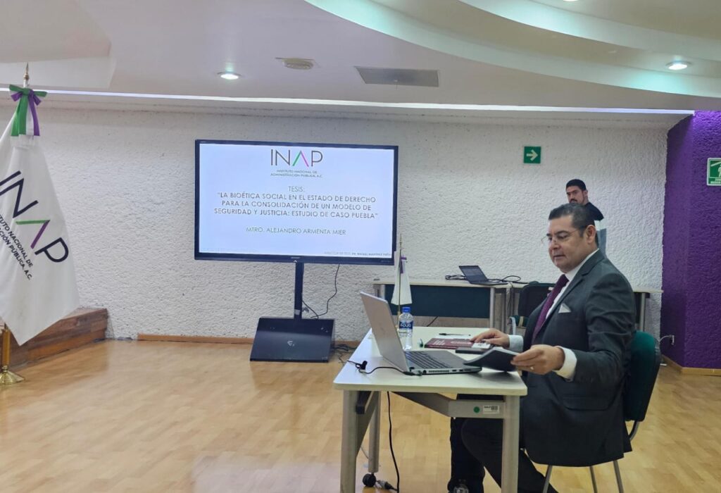 Alejandro Armenta ya es doctor en Administración Pública