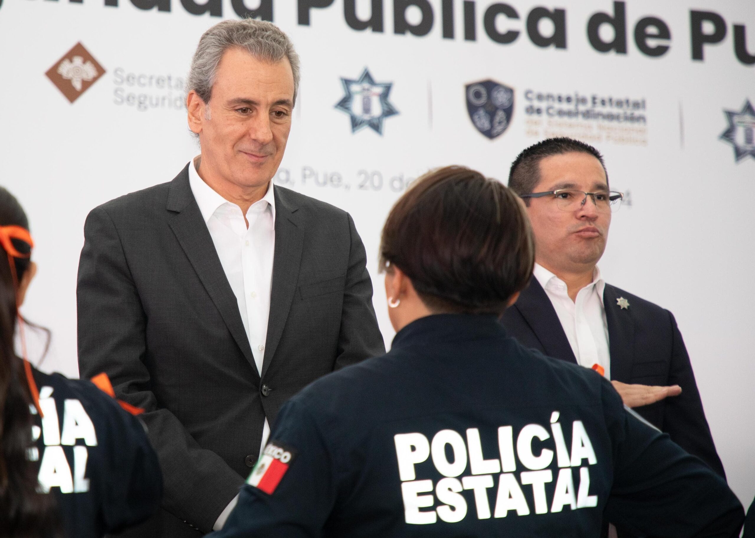 Policía municipal de Puebla recibe patrullas y equipo