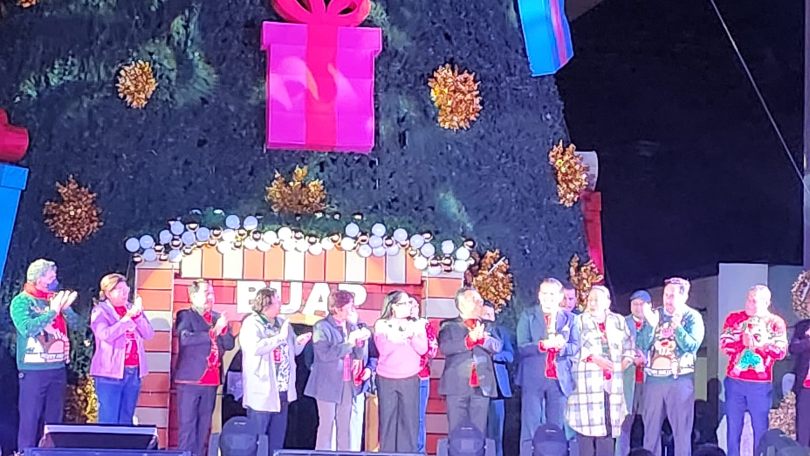 Video: Lilia Cedillo encabeza tradicional encendido de árbol navideño en CCU BUAP