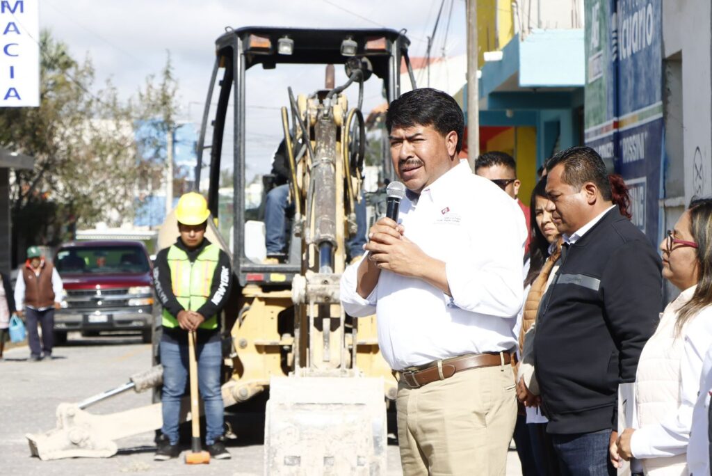 Javier Aquino arranca obras en Yehualtepec