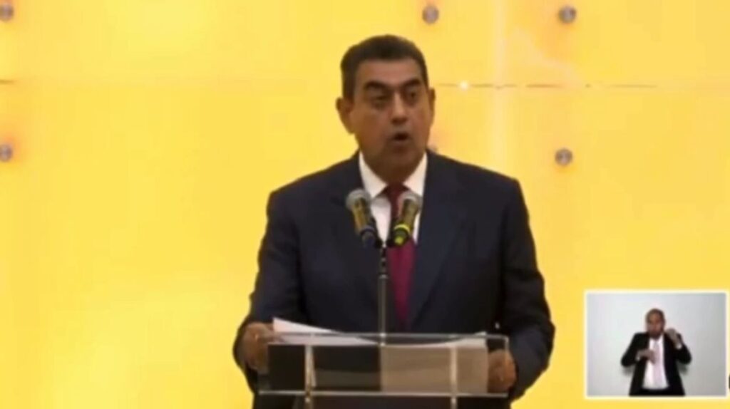 Sergio Salomón entregó su informe en sesión solemne del Congreso local