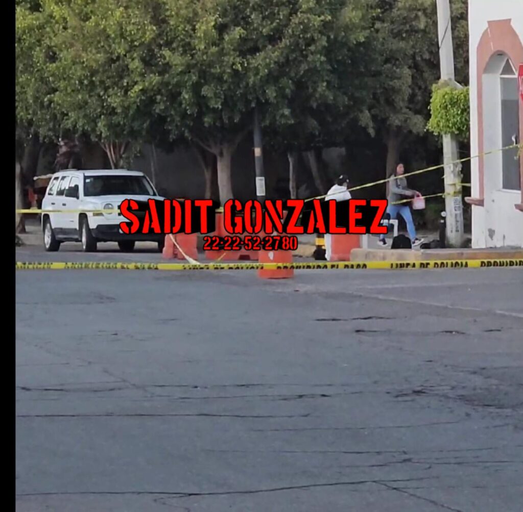 Fue atacado a balazos mando policíaco en su casa; le dispararon en al menos 20 ocasiones