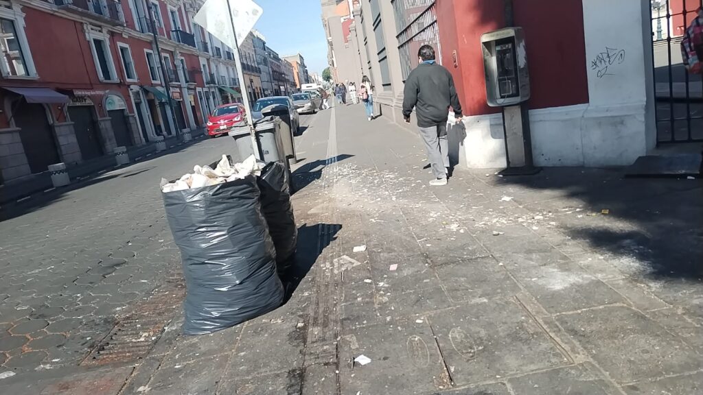 Ambulantes invaden la 5 de Mayo y dejan la calle sucia y mal oliente