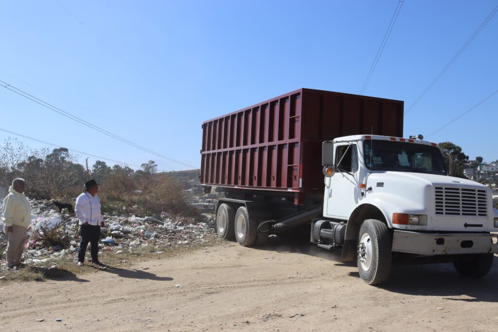 Cumple Severiano de la Rosa con primeros tres mega contenedores de basura en Amozoc
