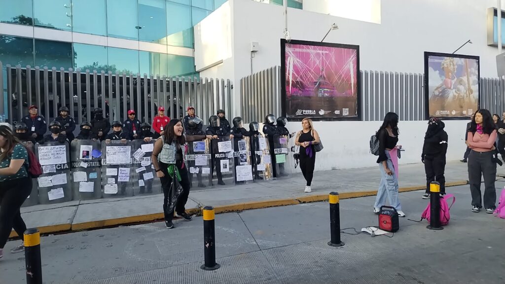 Feministas se manifiestan este 25N