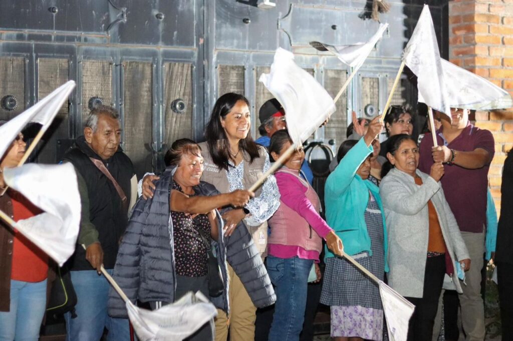 Ariadna Ayala inició mejoramiento de caminos agrícolas en Atlixco