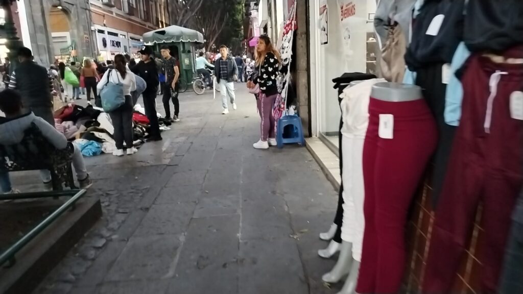 Video: Ambulantes invaden la 5 de Mayo; venden hasta cigarros eléctricos