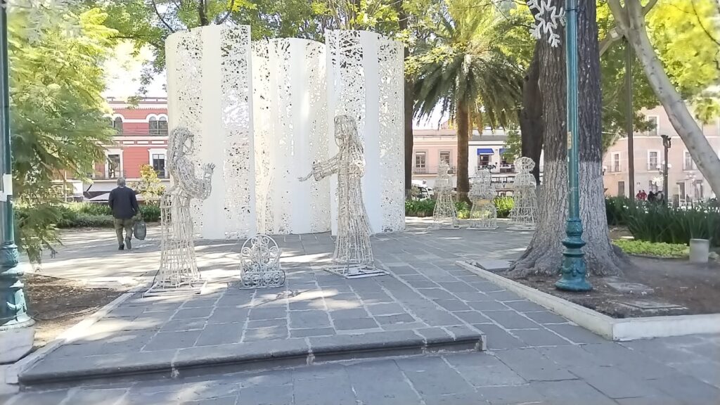 Colocan adornos navideños en el zócalo