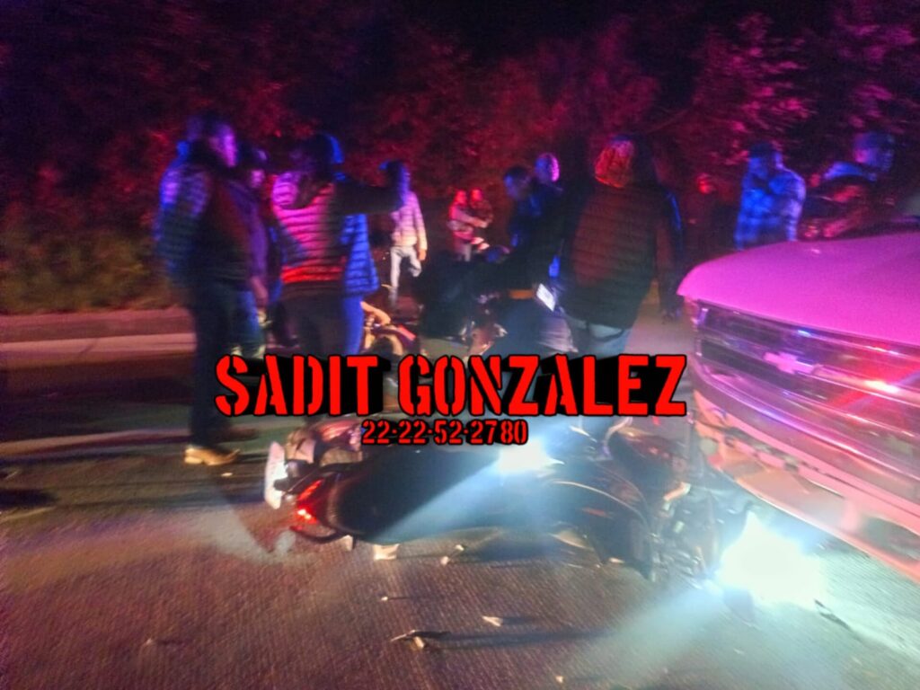 Pareja en moto gravemente herida; atropellada en Teziutlán