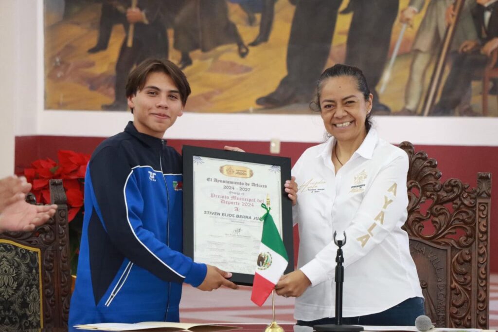 Elios Berra, destacado taekwondoista, recibió el premio municipal del deporte en Atlixco